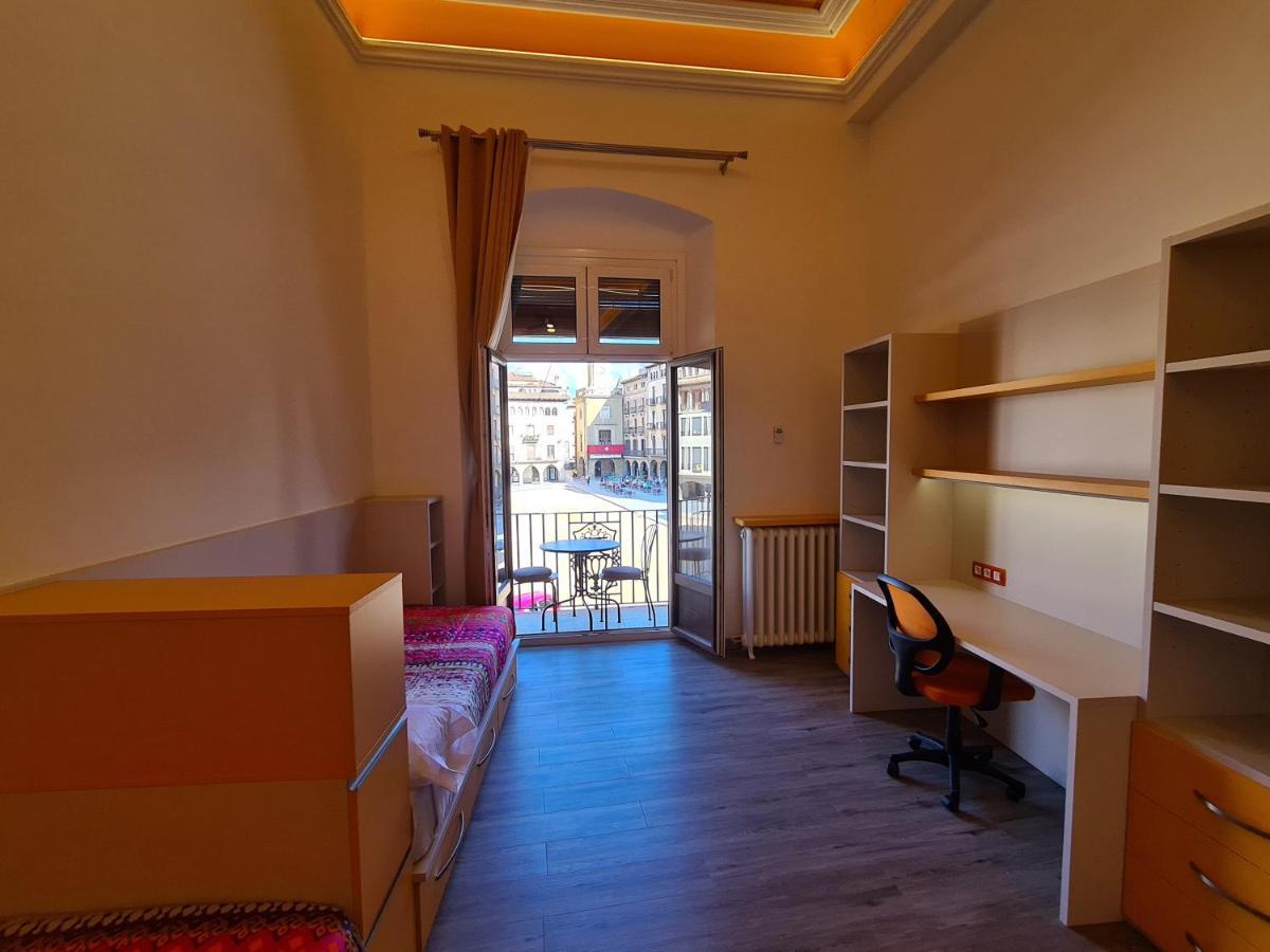 Apartaments Vicus 3 Con Vistas A La Plaza Mayor De วิก ภายนอก รูปภาพ